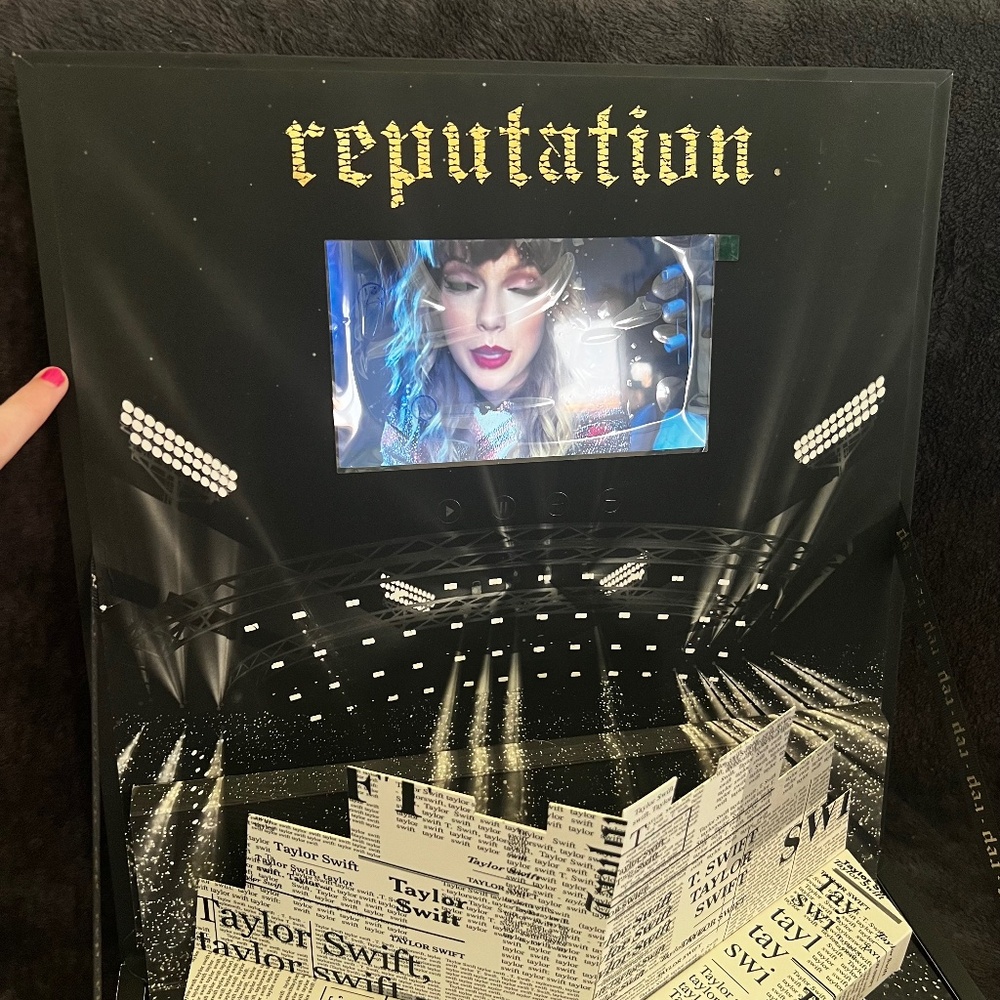 Reputation Tour VIP Box Taylor Swift Reputation Box Video Plays - Picture 8 of 14